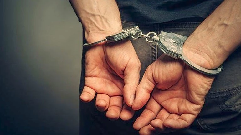 Τους μπαγλάρωσαν: Συνελήφθησαν 10 μέλη του Ρουβίκωνα στην Τήνο